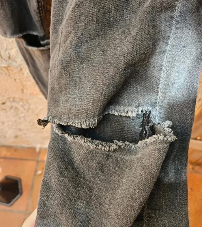 Jean skinny noir troué - photo numéro 4