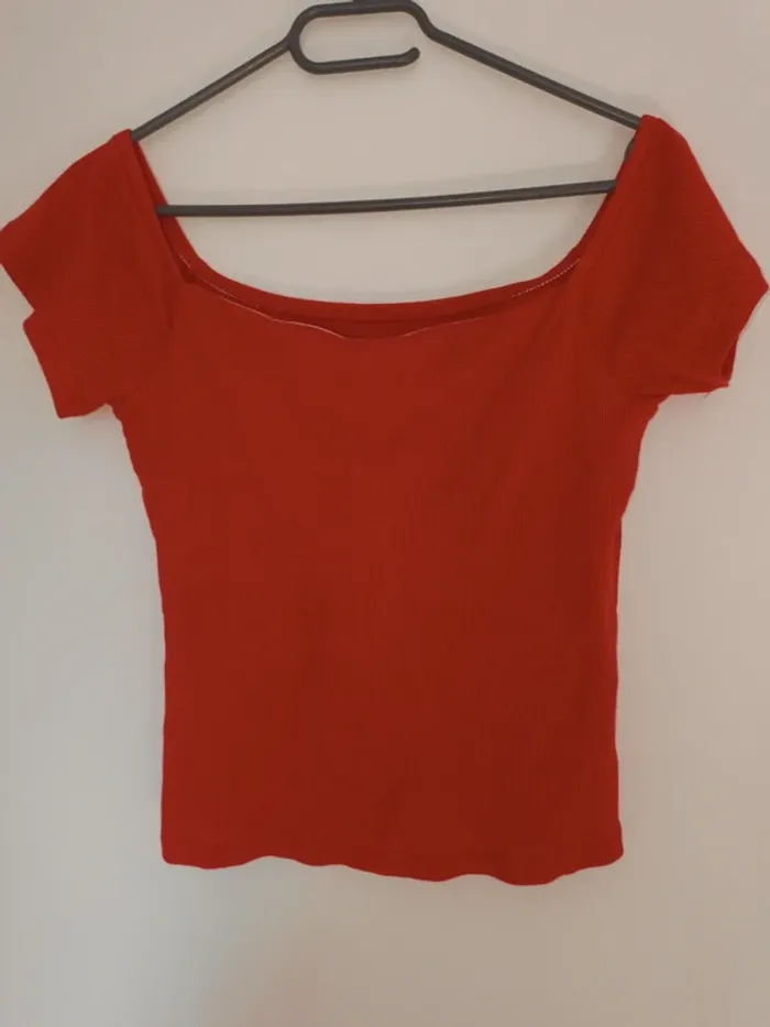 Col col carré haut t-shirt Kiabi excellent état rouge - photo numéro 2