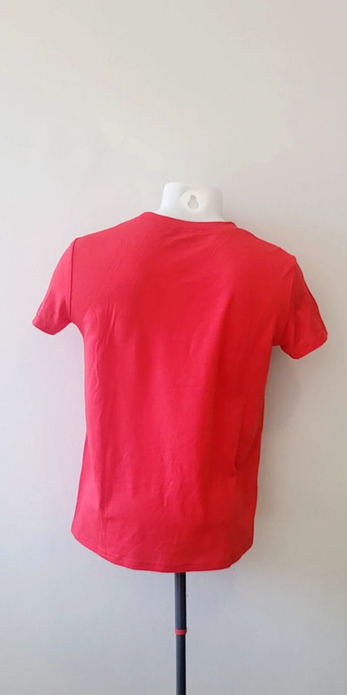 T-shirt rouge motif escarpins, couronne & maquillage - photo numéro 2