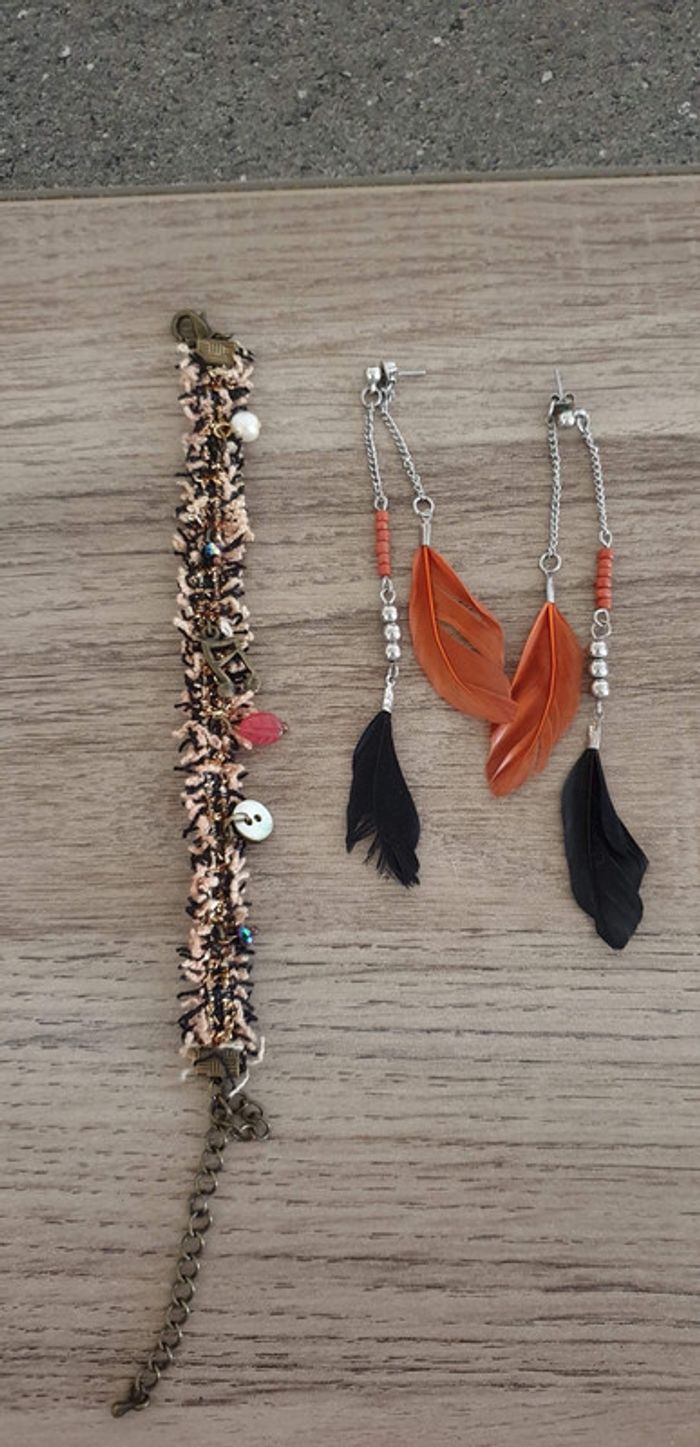 Bracelet, boucles d’oreilles plumes