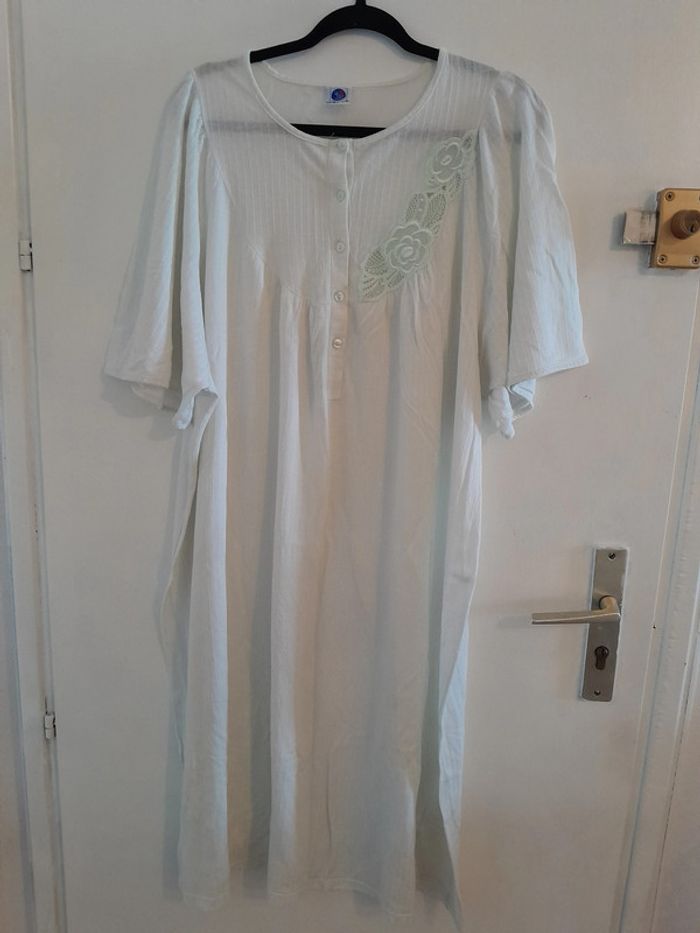 Chemise de nuit, taille 52, Marque La plus Belle, couleur vert très clair