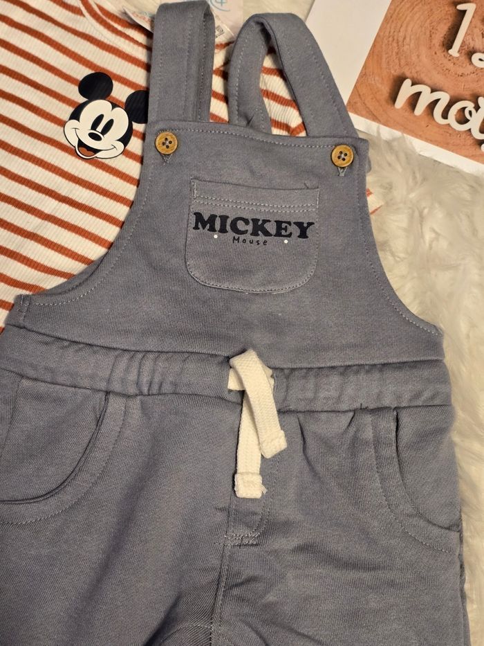 NEUF (non portés)🏷💙 🤩😍superbe ensemble mickey : salopette et teeshirt mc 12 mois garçon💙 - photo numéro 2
