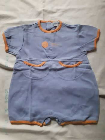 Combinaison bleue et orange