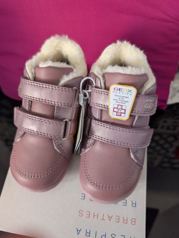 Chaussures fille. Taille 24. Chaudes, conseillé par les podologues. Neuf. Geox