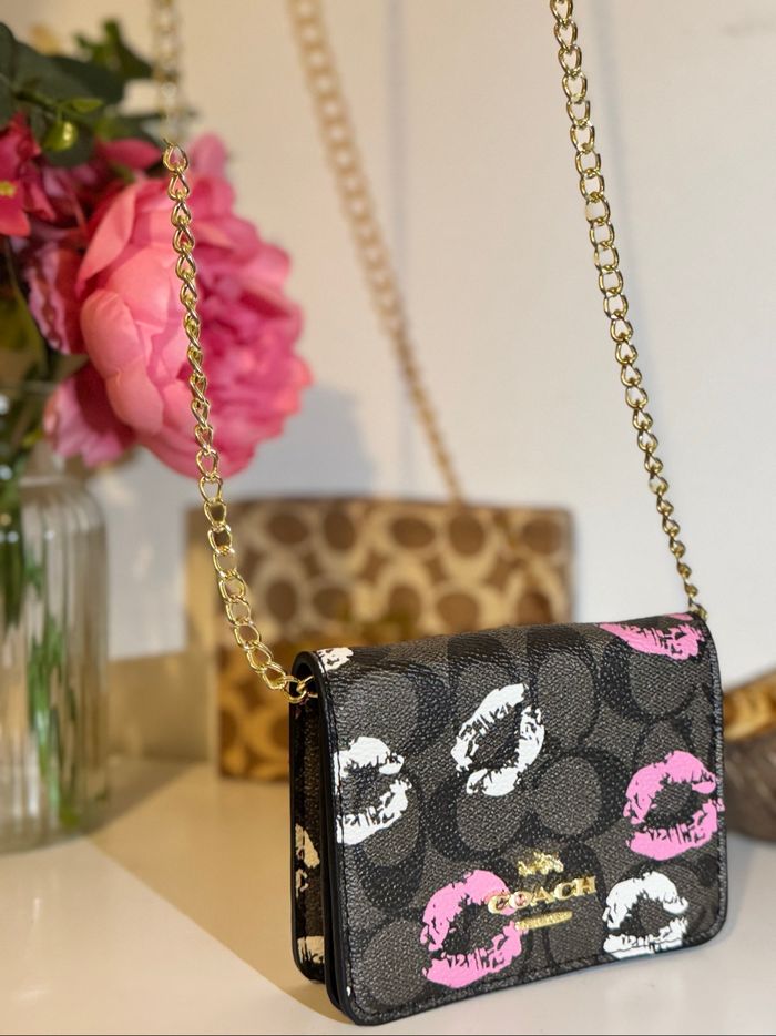 Porte-monnaie / mini sac Coach motif lèvres cerise – édition spéciale - photo numéro 4