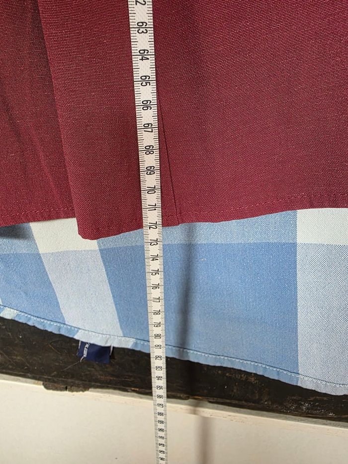 Jupe, rose/bordeaux, en excellent état, en polyester/viscose/lin, fermeture dos par zip& bouton, ceinture élastique + cordon décoratif, 2 poches avec déco, largeur de taille 35cm, longueur 72cm, marque Armand Thiery =8€ - photo numéro 5