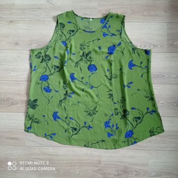 Débardeur vert à fleurs bleues t56