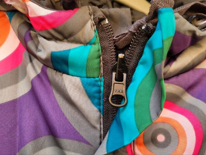 Manteau réversible à capuche Desigual, un côté noir l'autre à motifs ronds colorés 🍭, 14 ans - photo numéro 10