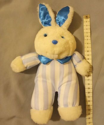 doudou peluche lapin vintage blanc et bleu clair rayures rayé de la marque Pampers d'occasion restauré par couture en posture debout 26cm +/-