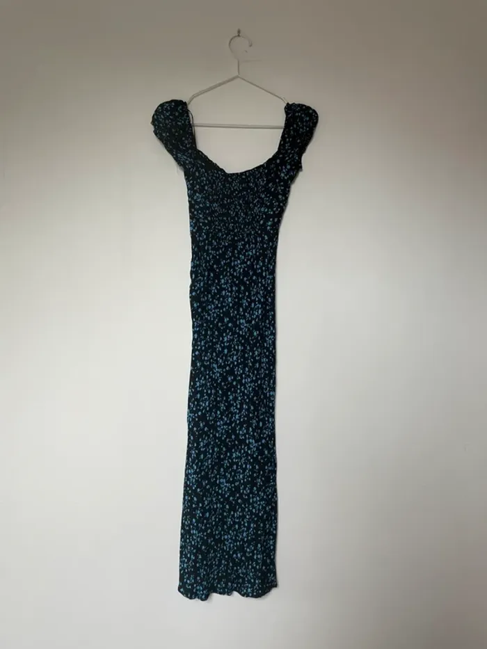 Robe noire à fleurs bleues - photo numéro 4