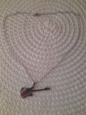 Chaîne avec pendentif guitare