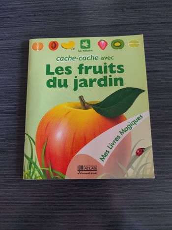 Livre cache-cache avec les fruits du jardin