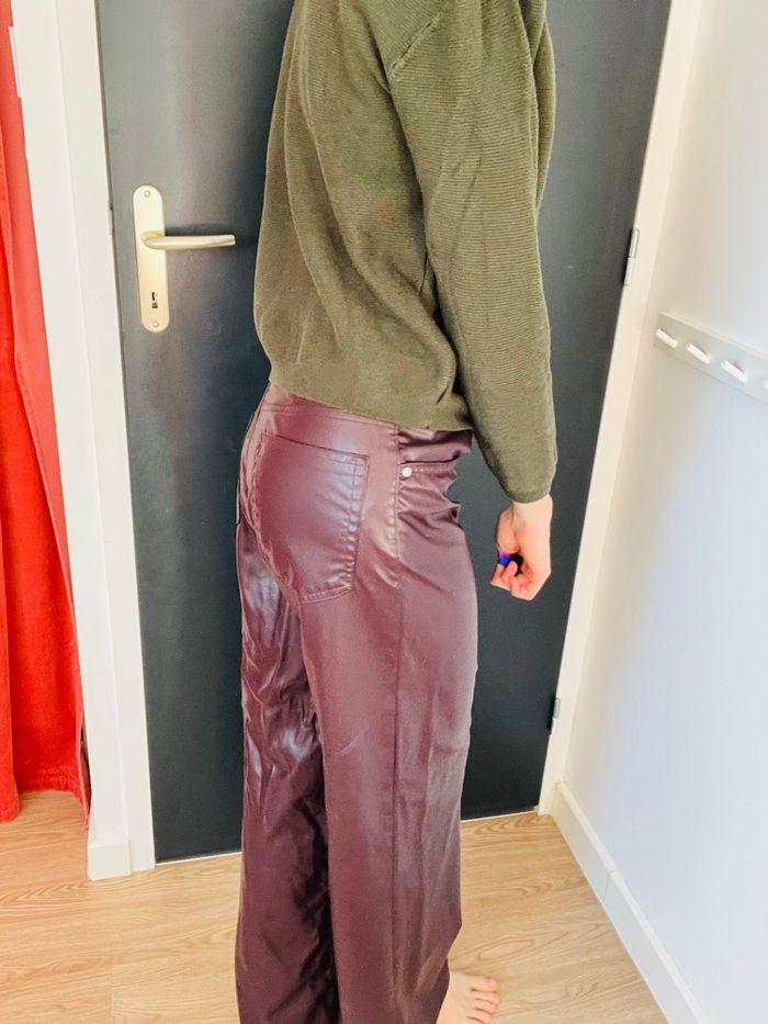 Pantalon similicuir bordeaux lisse doublure douce chaude pull and bear taille 34 - photo numéro 2