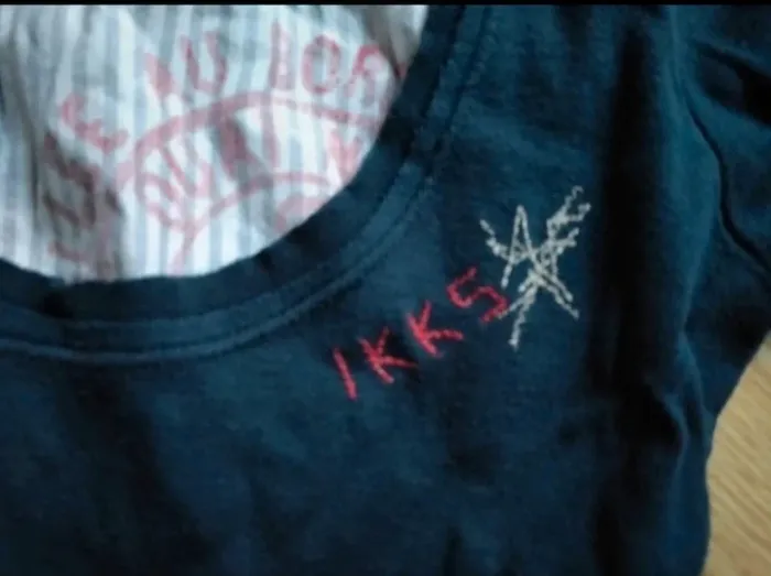 Haut manches longues. Bleu marine. Ikks.
Taille 4 ans - photo numéro 5