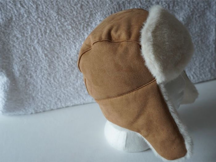 Jolie bonnet avec caches oreilles style daim intérieur en matière nounours écru neuf pour Femme - photo numéro 3