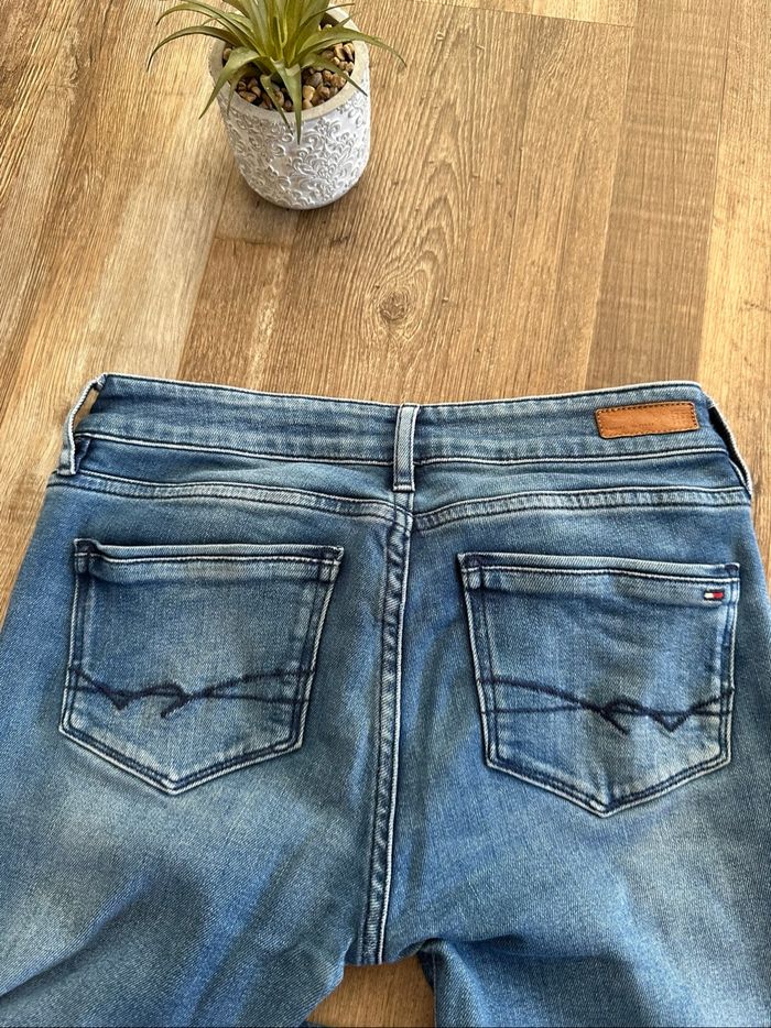 - Jean Tommy Hilfiger - Taille 25 - Très bon état - photo numéro 2