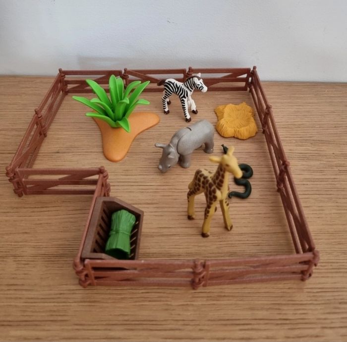 Centre de soins 
Playmobil 
De nombreux accessoires et animaux 
Excellent état - photo numéro 4