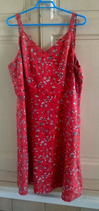 Robe courte rouge fleuri femme/taille  42/ tres bon état.