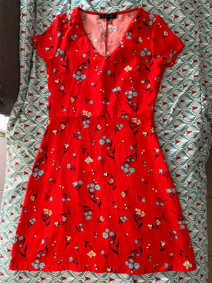 Robe rouge à fleurs