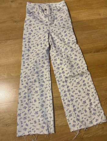 Jeans blanc à motif bleu 