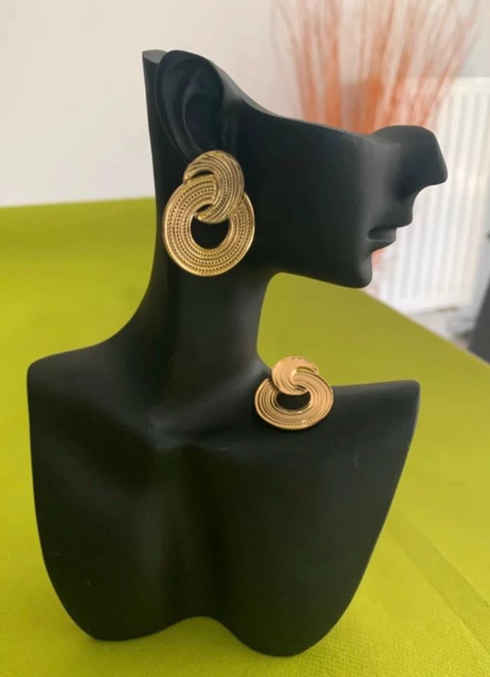 Boucles d’oreilles tendances rondes et dorées - photo numéro 4