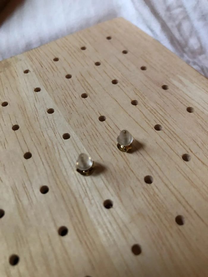 Puces d’oreilles en acier et trois strass - photo numéro 2