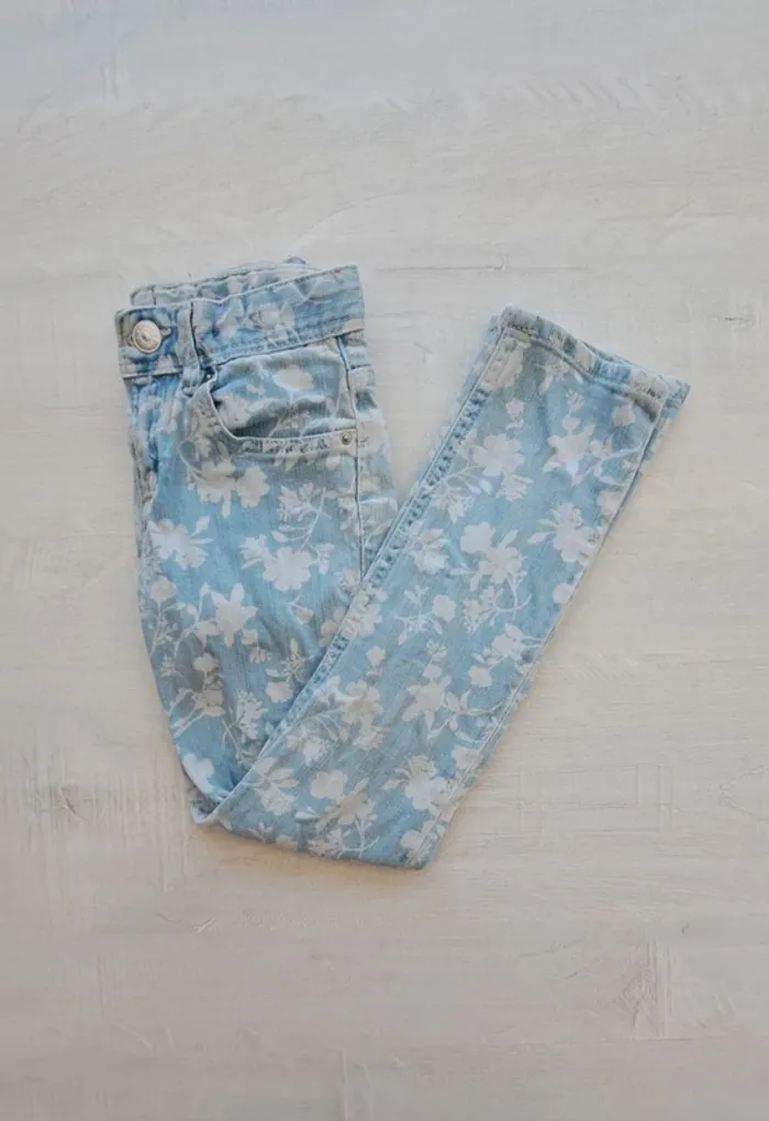 Jeans slim H&M - bleu motif fleurs blanches - taille 122cm 6-7 ans - coton