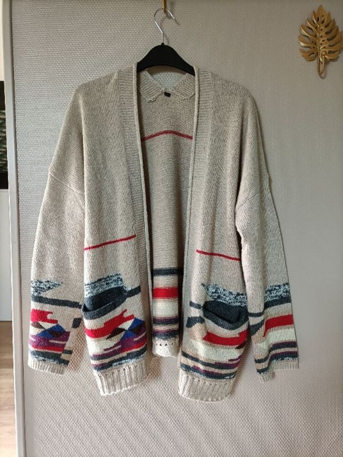 Gilet beige multicolore avec lignes rouge noir