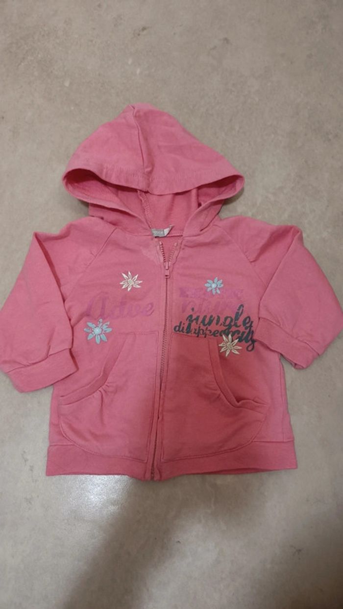 Petit gilet zippé sans marque taille 6 mois