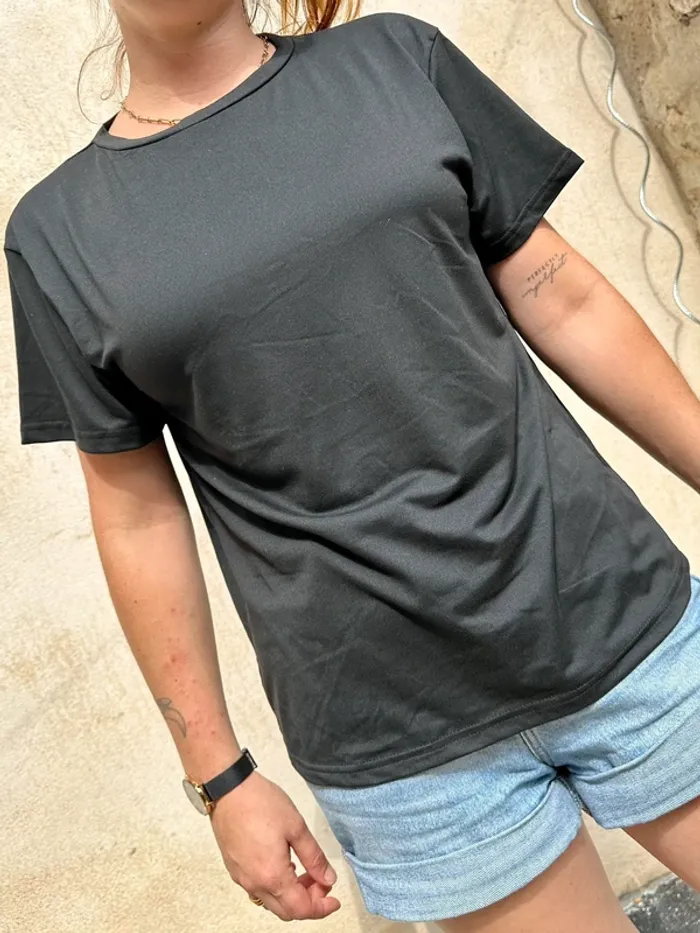T-shirt ouvert dans le dos - photo numéro 2