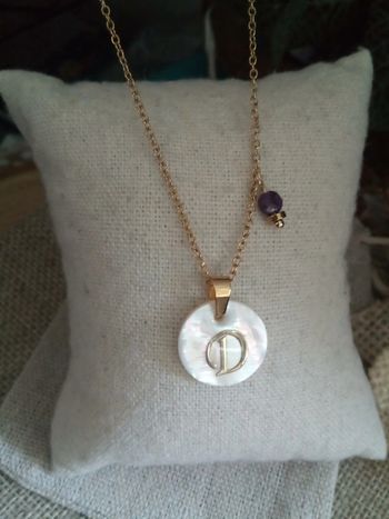 Collier médaillon en n'acre avec la lettre D et pierre d'améthyste