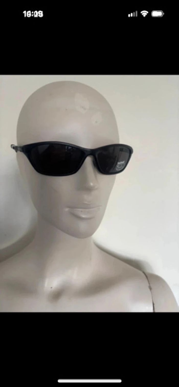 Jolie paire de lunettes de soleil neuves noires Loubsol envoi protégé