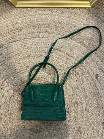 Sac bandoulière effet croco vert Asos