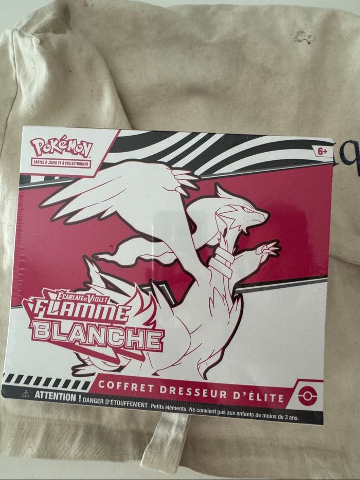 ETB Pokémon EV10.5 flamme blanche
