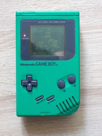 Ancienne Game Boy verte avec accessoires