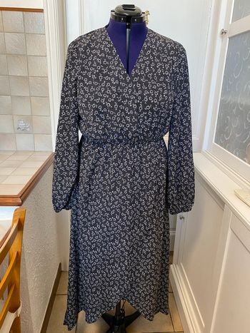 Robe longue asymétrique croisée à imprimé marguerite Shein L