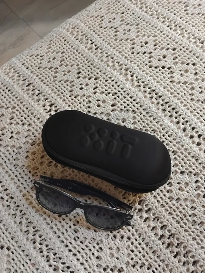 Lunette de soleil + étuie - photo numéro 2