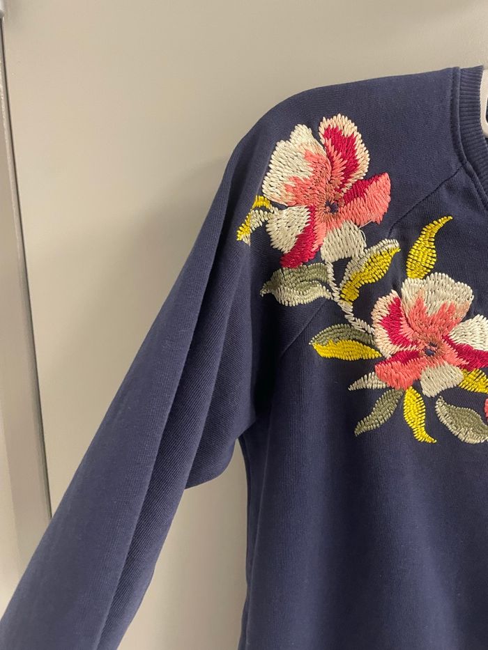 Pull brodé bleu - photo numéro 2