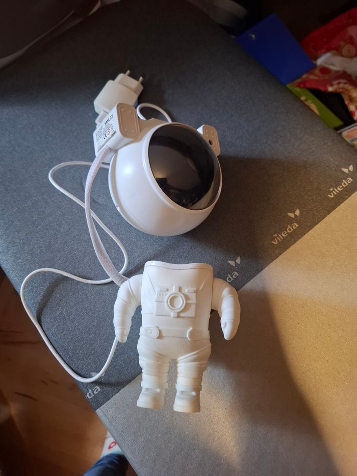 Veilleuse astronaute - photo numéro 3