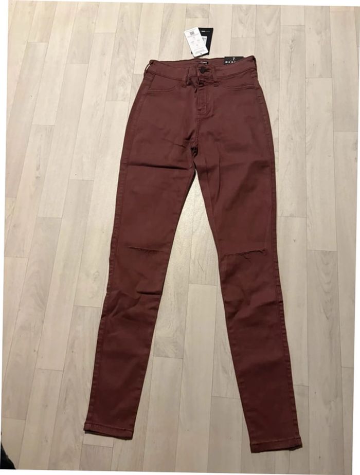 Jean bordeaux taille 7 fashionnova correspond à un 36/38