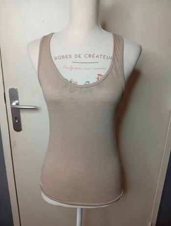 Jolie débardeur tout en dentelle dans le dos taille M