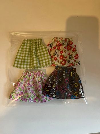 Lot 4 jupes pour barbie Neuf