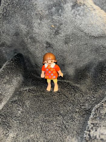 Playmobil petite fille tee shirt orange à fleur collection