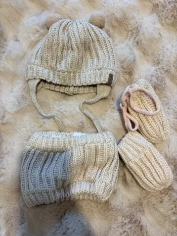 Ensemble bonnet, moufles et écharpe Tape à l’œil