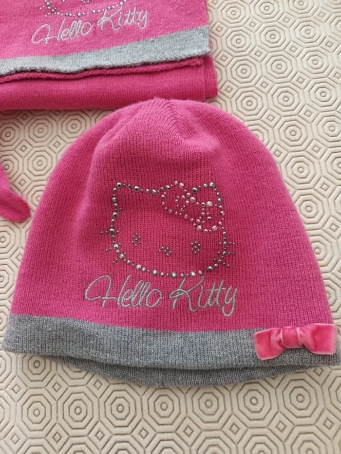 Ensemble hello kitty bonnet écharpe gants rose . Tour de tête  54 cms - photo numéro 2