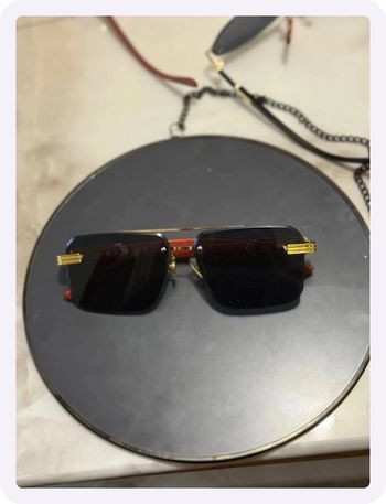 Lunette de soleil noire rouge