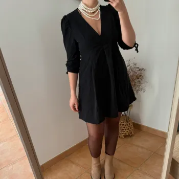 Robe Noire Élégante ZARA Col V Manches Froncées