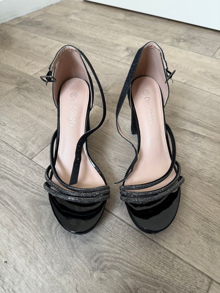 Sandales à talons noires pailletées Naumy