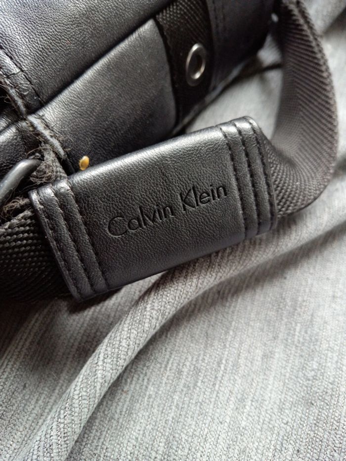 Sacoche Calvin Klein en mauvais état - photo numéro 8