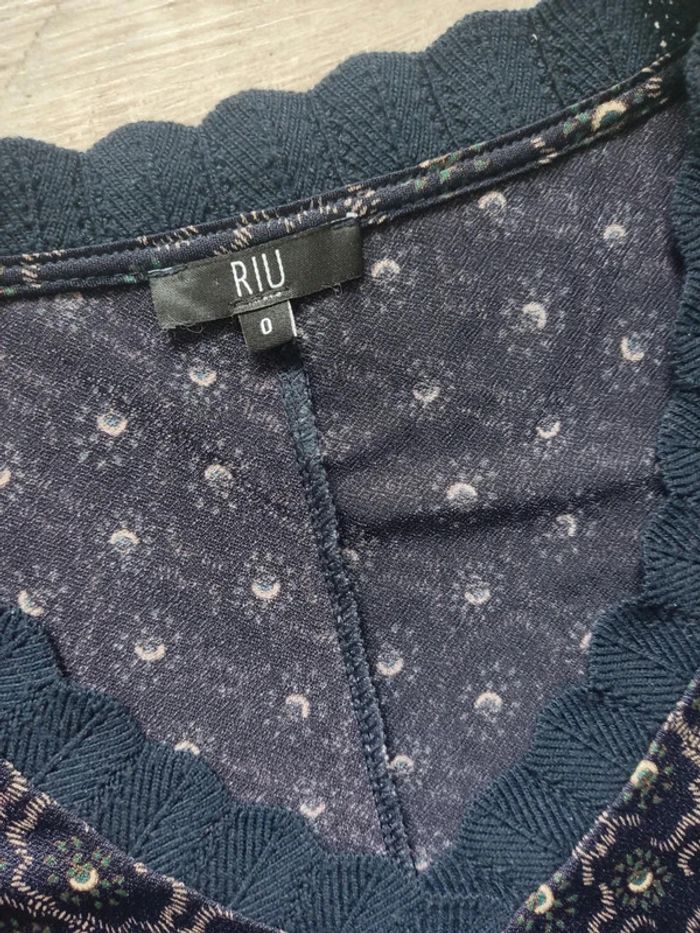 Blouse manches 3/4 motif graphiques sur fond bleu nuit taille 36 Riu - photo numéro 7